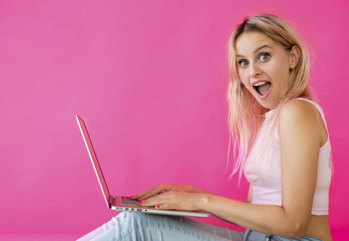 Influencer on laptop Clior®